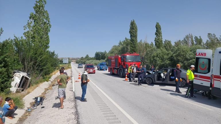 Sivasta kamyonetle otomobil çarpıştı: 1 ölü, 5 yaralı