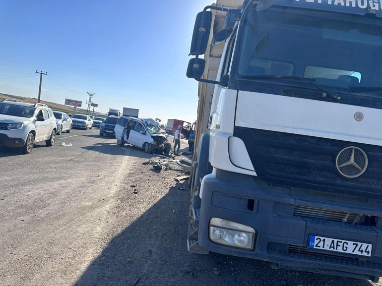 Diyarbakırda kamyon ile hafif ticari araç çarpıştı: 1 ölü, 1 yaralı