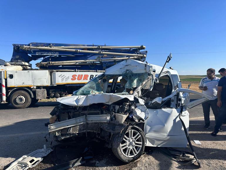 Diyarbakırda kamyon ile hafif ticari araç çarpıştı: 1 ölü, 1 yaralı