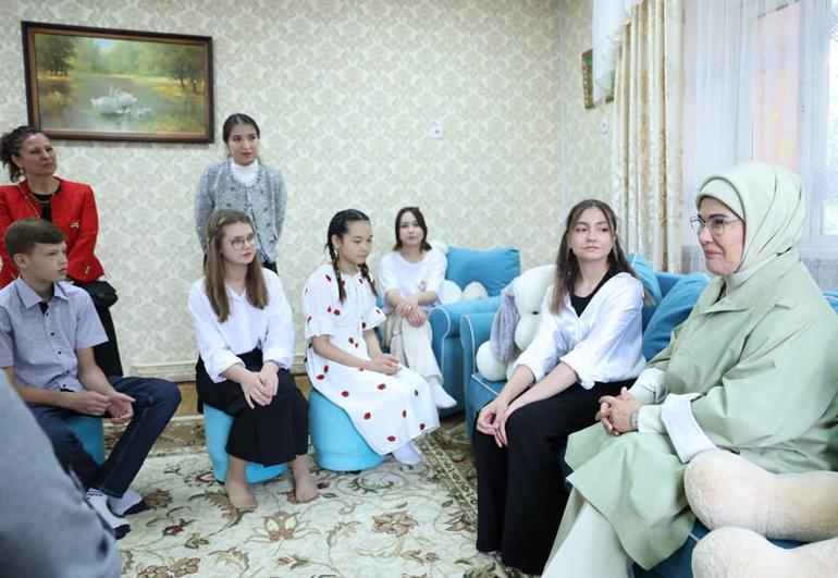 Emine Erdoğan, Astanada yetimhane ziyaret etti
