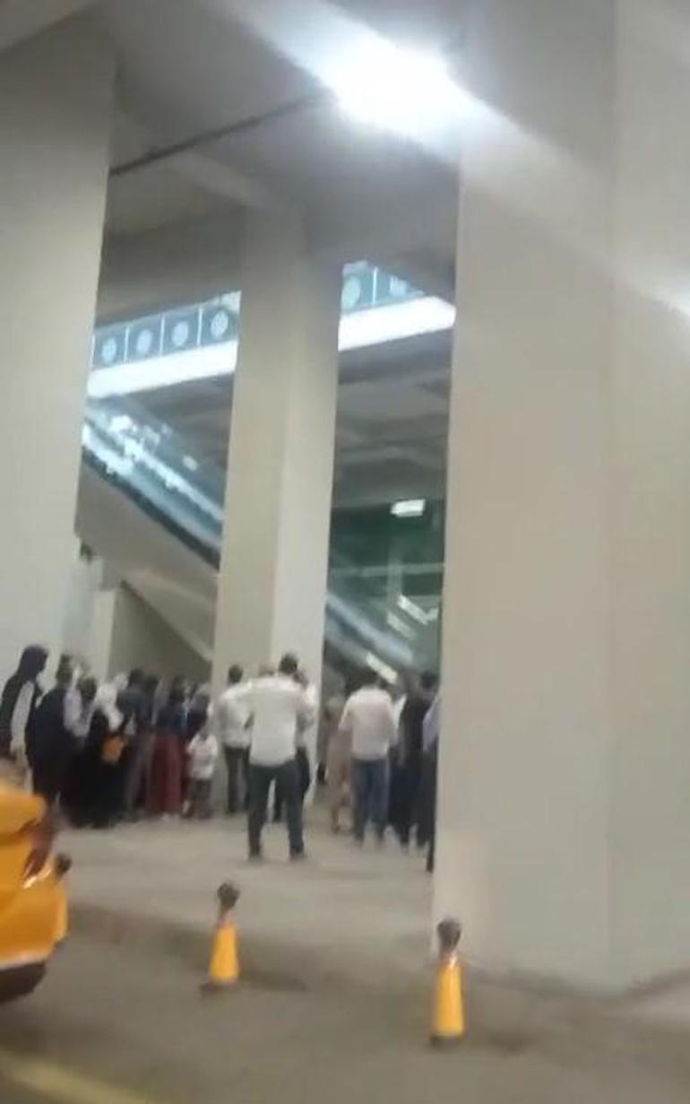 Diyarbakır Havalimanında yürüyen merdiven durunca vatandaşlar birbirlerinin üzerine düştü