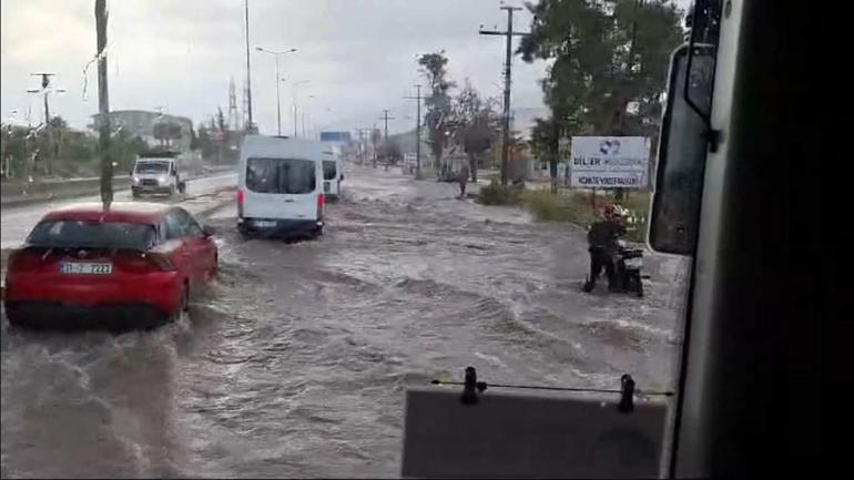 İskenderunda sağanak, trafikte aksamalara neden oldu