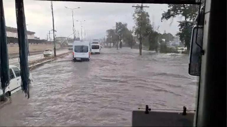 İskenderunda sağanak, trafikte aksamalara neden oldu