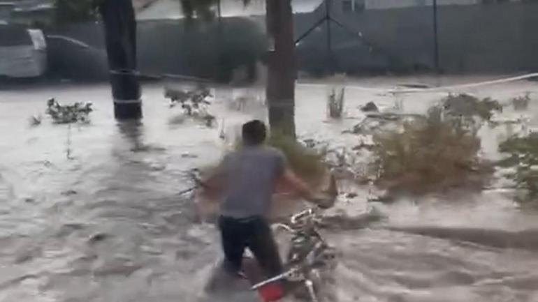 İskenderunda sağanak, trafikte aksamalara neden oldu