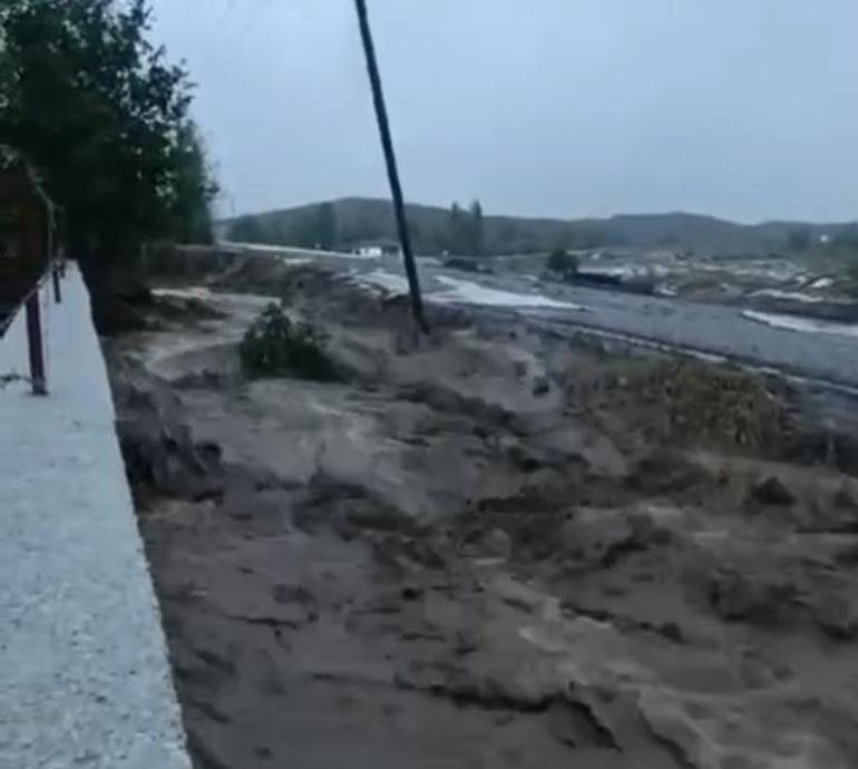 Sivas’ta dolu ve sağanak sele neden oldu; ekili araziler zarar gördü