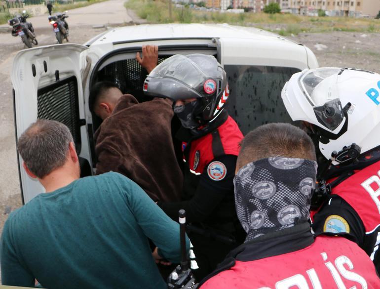 Bıçaklı kavgada 14 yaşındaki çocuk yaralandı, 17 yaşındaki şüpheli ile 3 arkadaşı yakalandı