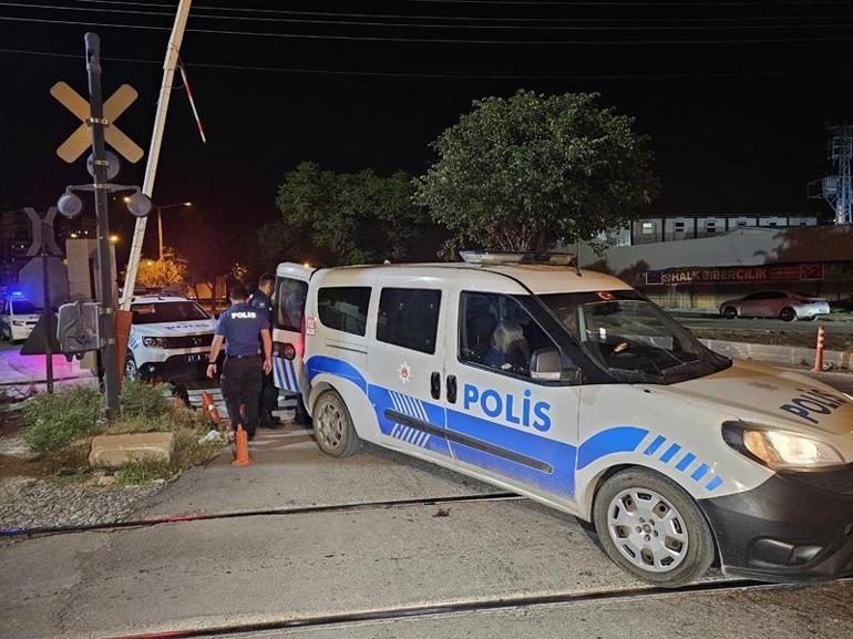 Polisten kaçarken motosikletlerine tren çarpan şüpheliler, ehliyetsiz olduğu için durmamış