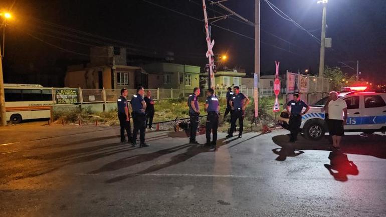 Polisten kaçarken motosikletlerine tren çarpan şüpheliler, ehliyetsiz olduğu için durmamış