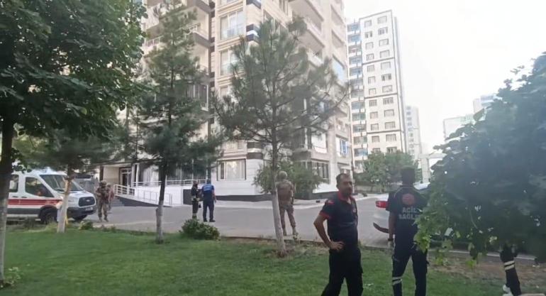 Evini yakmaya çalışıp, 5inci kattan atlamak isteyen madde bağımlısını, polis ikna etti