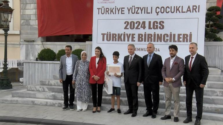 İstanbul Valisi Davut Gül, LGSden 500 tam puan alan 77 öğrenciyle buluştu