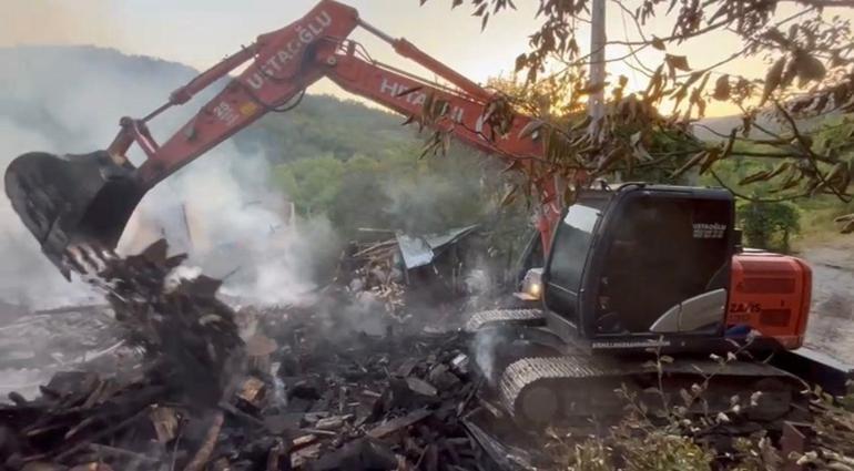 Bartında 2 katlı ev yandı