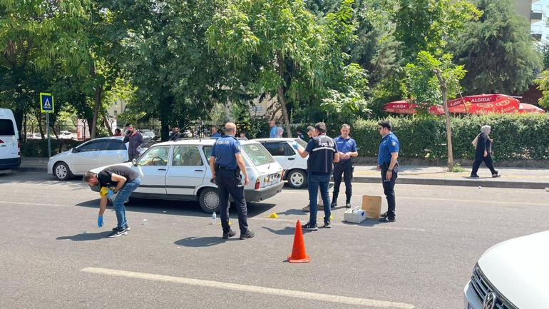 Minibüs şoförü, trafikte karşılaştığı husumetlisini tabancayla vurdu; o anlar kamerada