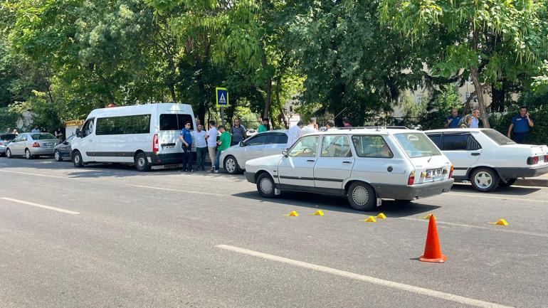 Minibüs şoförü, trafikte karşılaştığı husumetlisini tabancayla vurdu; o anlar kamerada