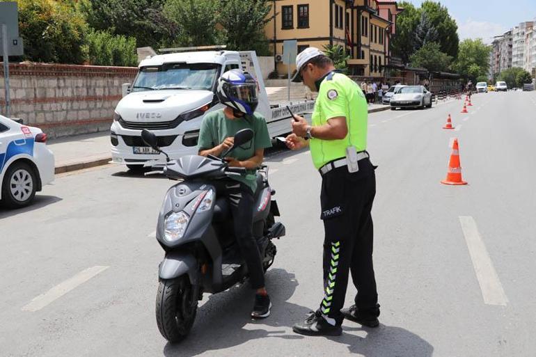 Ehliyetsiz motosiklet kullanırken yakalandı; Ceza yazılmasın diye kaçmaya çalıştım, olmadı dedi