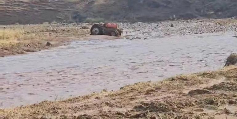 Gaziantepte sağanak; dere taştı, traktör sürüklendi