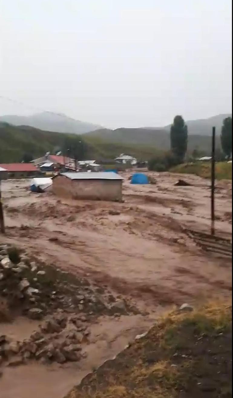 Ağrı’da çobanı yıldırım çarptı, sel suları otomobili sürükledi