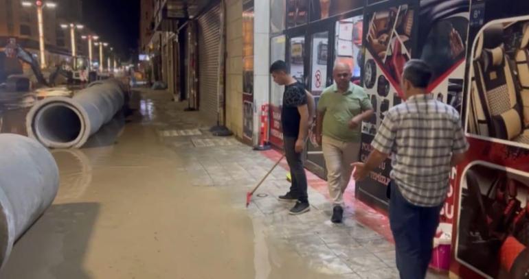 Elazığda sağanak; altgeçitte mahsur kalan anne ve çocukları kurtarıldı