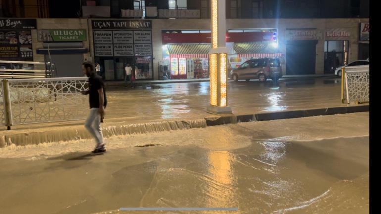 Elazığda sağanak; altgeçitte mahsur kalan anne ve çocukları kurtarıldı