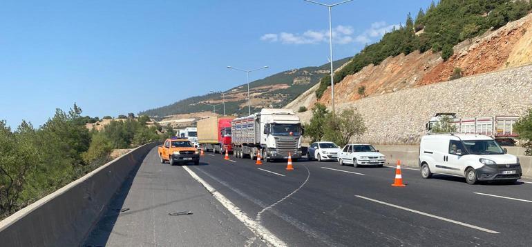 Lastiği patlayan minibüs, bariyerlere çarpıp takla attı: 1 ölü, 8 yaralı