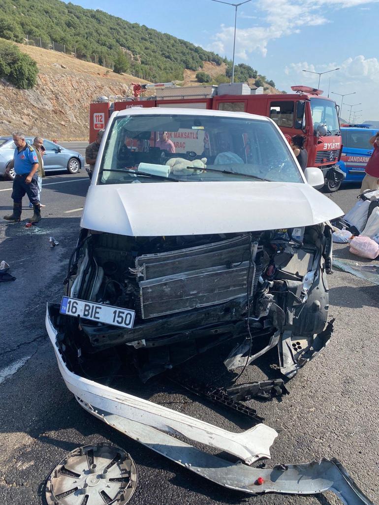 Lastiği patlayan minibüs, bariyerlere çarpıp takla attı: 1 ölü, 8 yaralı