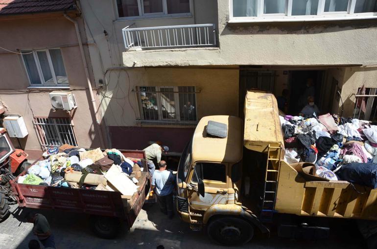 Nazillide bir evden 10 kamyon çöp çıktı