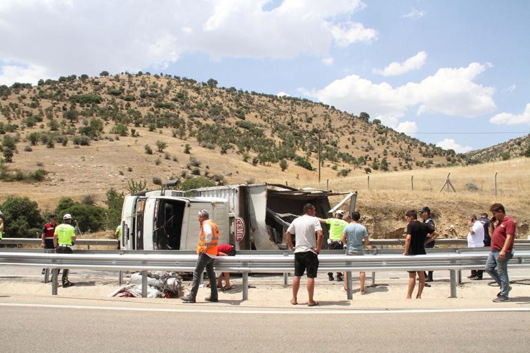 Manisada kamyon devrildi; 12 kilometrelik araç kuyruğu dronla görüntülendi