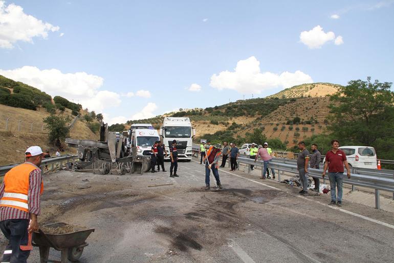 Manisada kamyon devrildi; 12 kilometrelik araç kuyruğu dronla görüntülendi