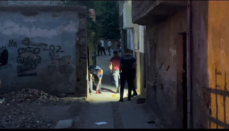 Diyarbakırda silahlı kavgada 1i yoldan geçen 2 kişi yaralandı; sağlıkçılar arada kaldı