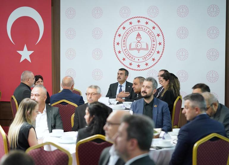 Bakan Tekin, Muharrem Ayı On İki İmam Orucu iftar programına katıldı