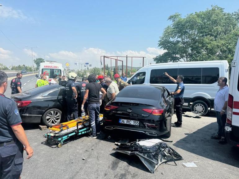 Tuzlada kavşağa giren otomobil kaza yaptı: 2si çocuk 3 yaralı