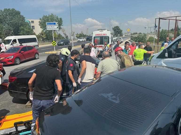 Tuzlada kavşağa giren otomobil kaza yaptı: 2si çocuk 3 yaralı