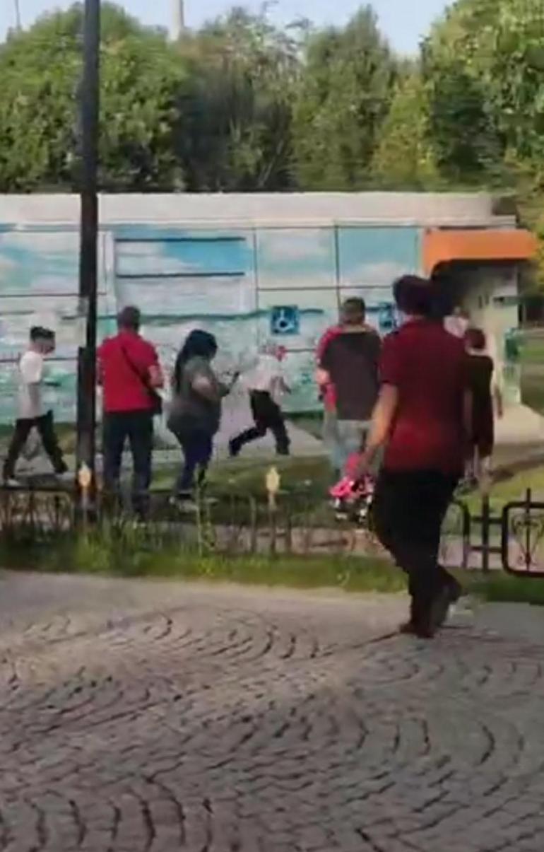 Fatihte parkta taciz iddiası; şüphelinin darbedildiği anlar kamerada