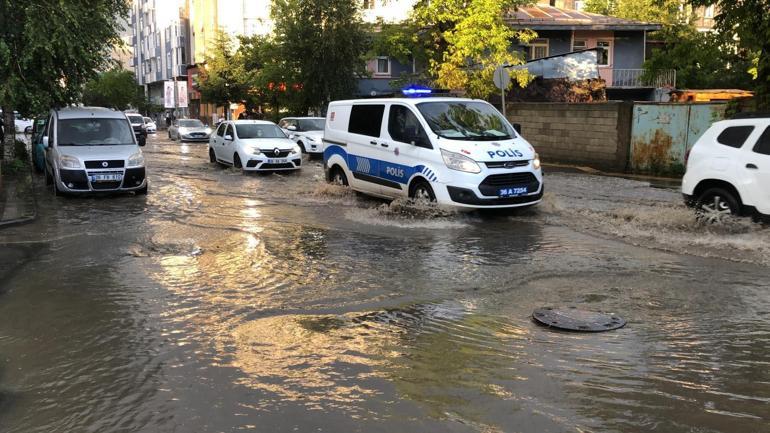 Kars’ta fırtına ve sağanak; Yollar göle döndü, ağaç devrildi, kopan elektrik kablosunun temas ettiği 2 inek öldü