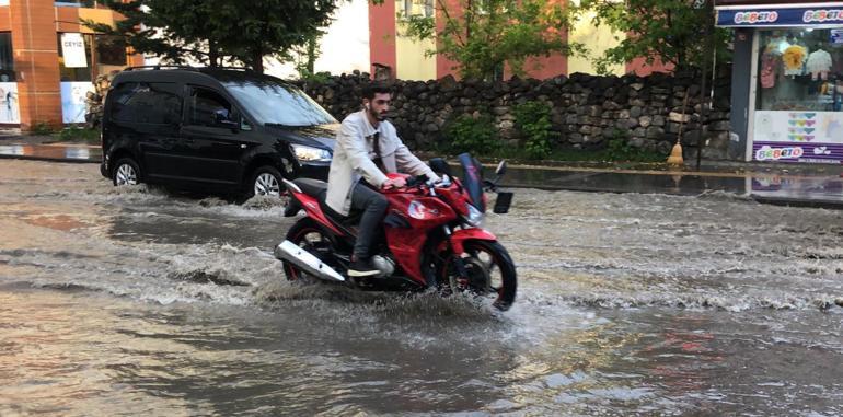 Kars’ta fırtına ve sağanak; Yollar göle döndü, ağaç devrildi, kopan elektrik kablosunun temas ettiği 2 inek öldü