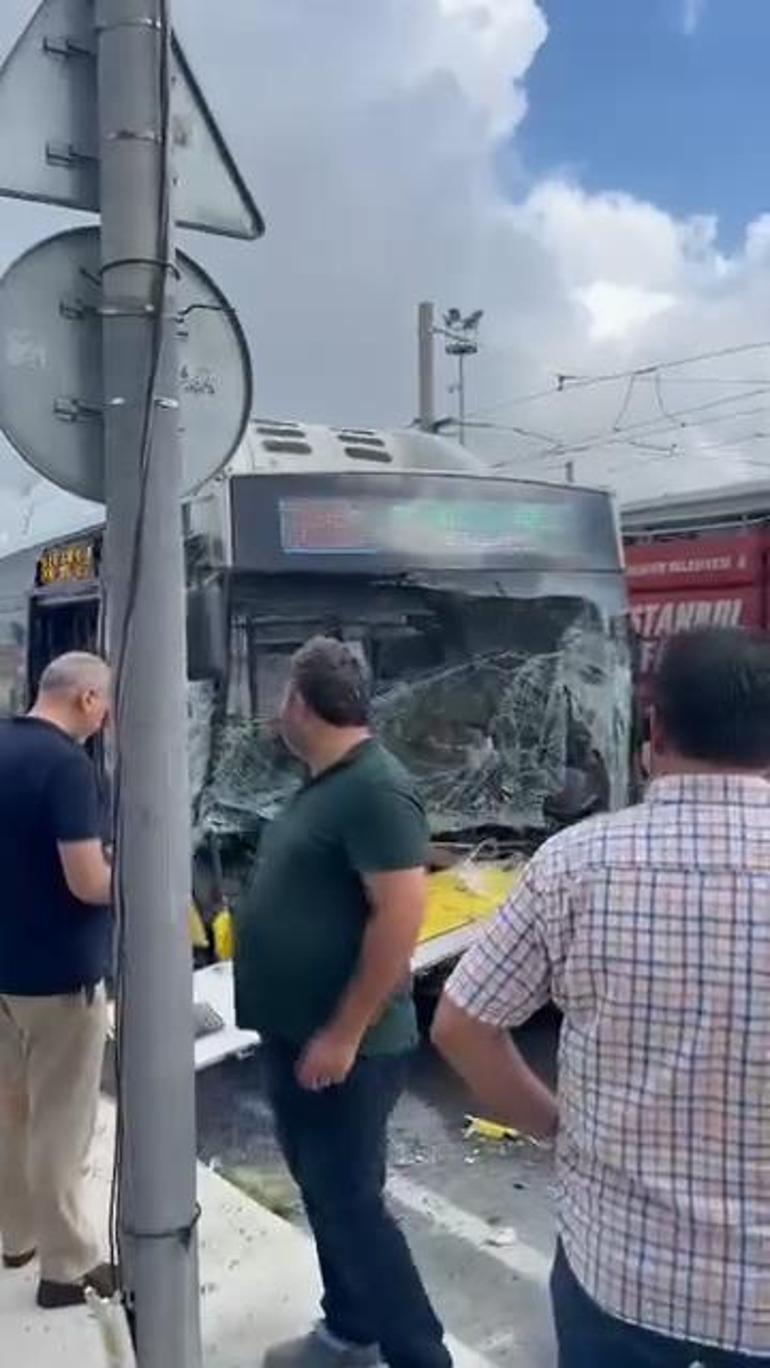 Sultangazide İETT otobüsü TIRa arkadan çarptı; 8 yaralı