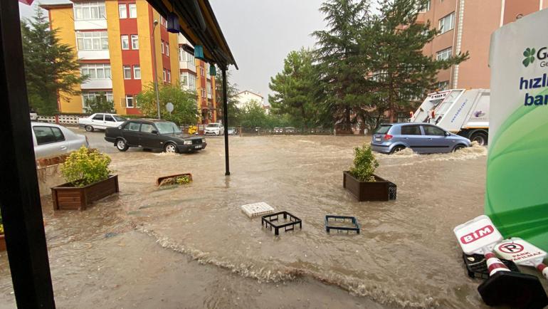 Karabükte sağanak su baskınına sebep oldu