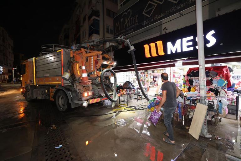 İzmirde gök gürültülü sağanak; sokakta akıma kapılan 2 kişi öldü