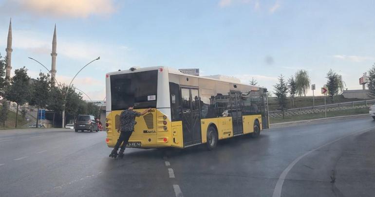 Gaziosmanpaşada patenli gençlerin tehlikeli yolculuğu kamerada