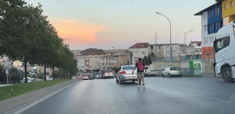 Gaziosmanpaşada patenli gençlerin tehlikeli yolculuğu kamerada