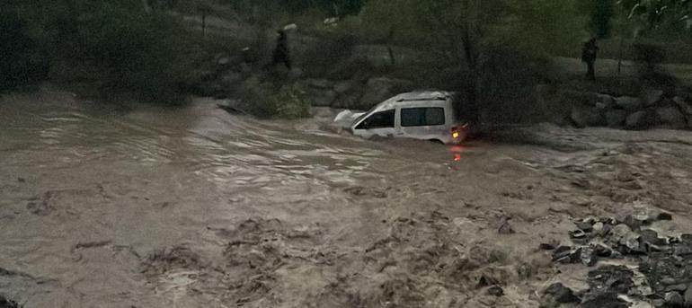 Erzurumda heyelan hafif ticari aracı Tortum Çayına sürükledi; 3 kişi kurtuldu, anne öldü, çocuğu kayboldu