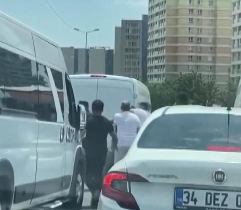 Avcılarda tekmeli yumruklu trafik kavgası