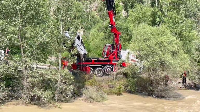 Heyelanla Tortum Çayına sürüklenen araçta kaybolan bebeği 50 kişilik ekip arıyor