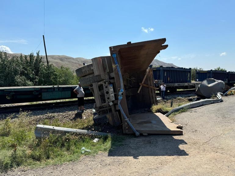 Çankırıda tren, kamyona çarptı; 1 ölü, 3 yaralı