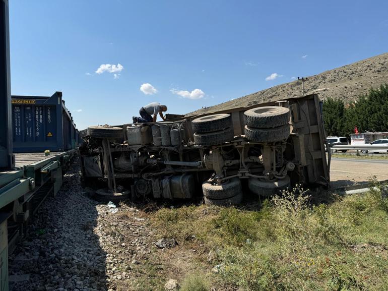 Çankırıda tren, kamyona çarptı; 1 ölü, 3 yaralı