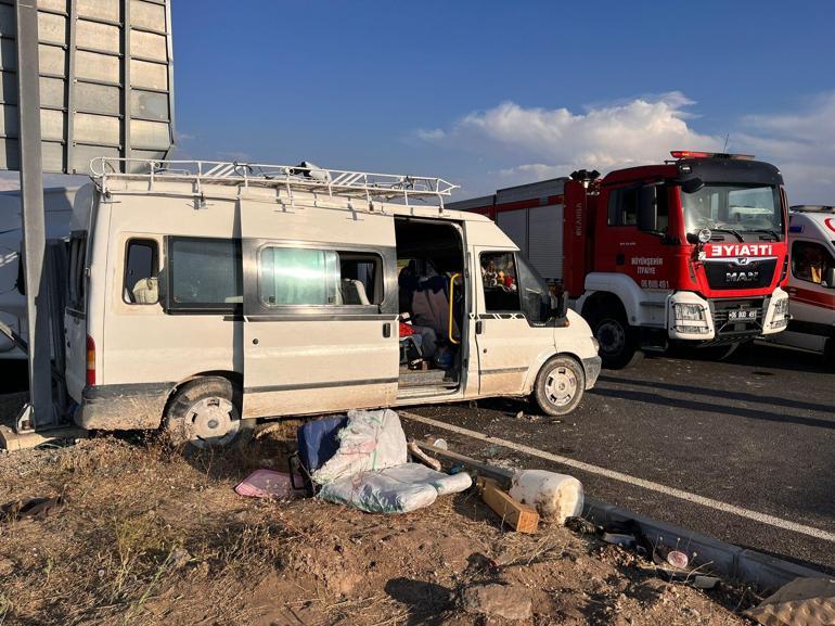 Ankarada tarım işçilerini taşıyan otobüs ile minibüs çarpıştı; 1 ölü, 16 yaralı