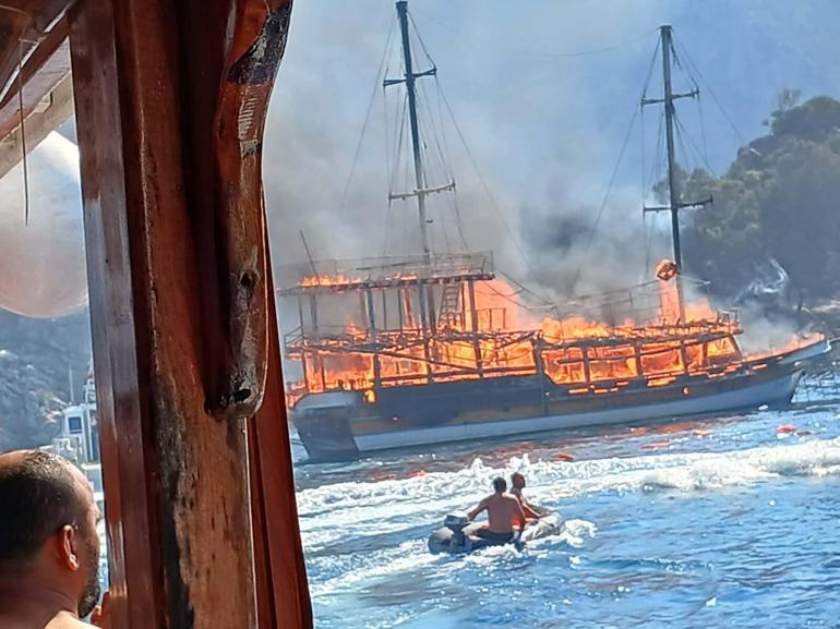 Marmariste tur teknesi yangını makine dairesinden çıkmış; 2 gözaltı