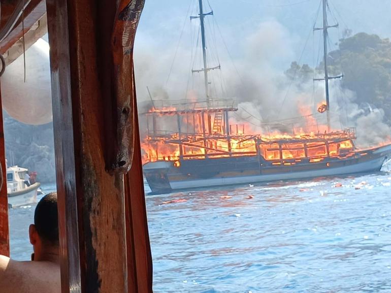 Marmariste tur teknesi yangını makine dairesinden çıkmış; 2 gözaltı