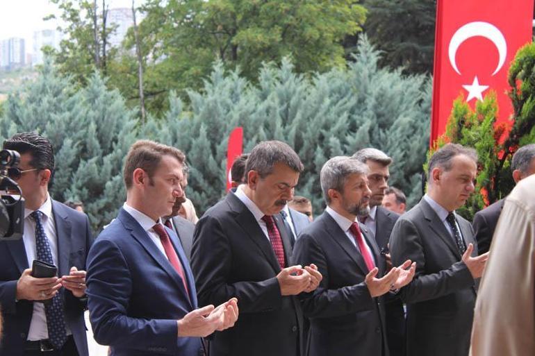 Bakan Tekinden 15 Temmuz Şehitliğine ziyaret