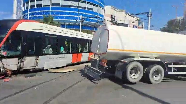 Güngörende otomobil tramvaya çarptı