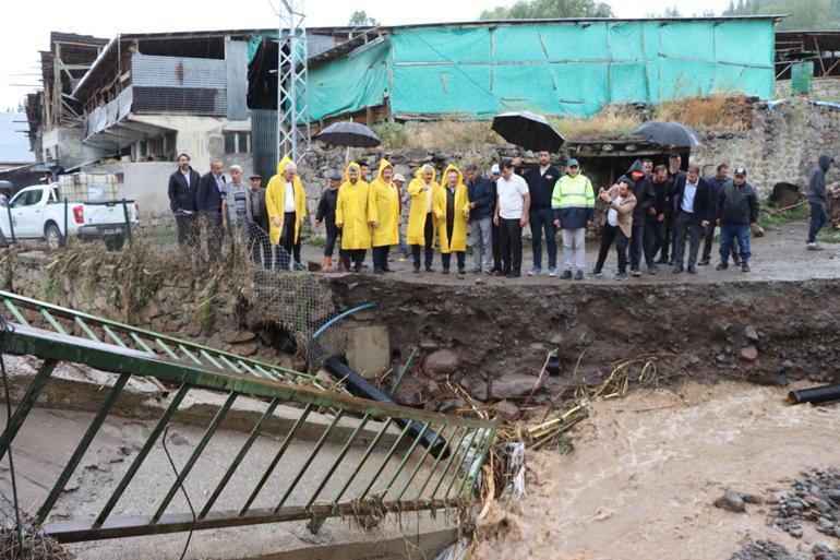 Oltu’da sel suları köprü yıktı, evleri su bastı